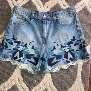 Levi Shorts with patterned stitching